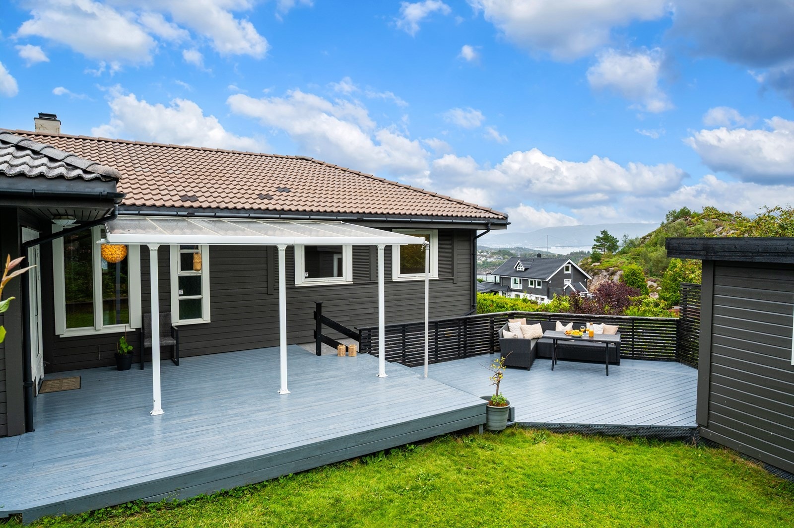 - Nydelig opparbeidet tomt med terrasse og skjermet hagedel til glede for store og små - Galleribilde