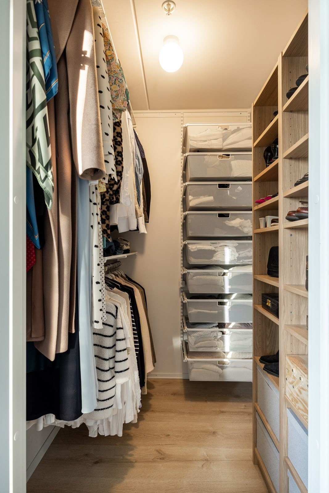 Eget walk-in closet, her er det rikelig med oppbevaringsplass! Galleribilde