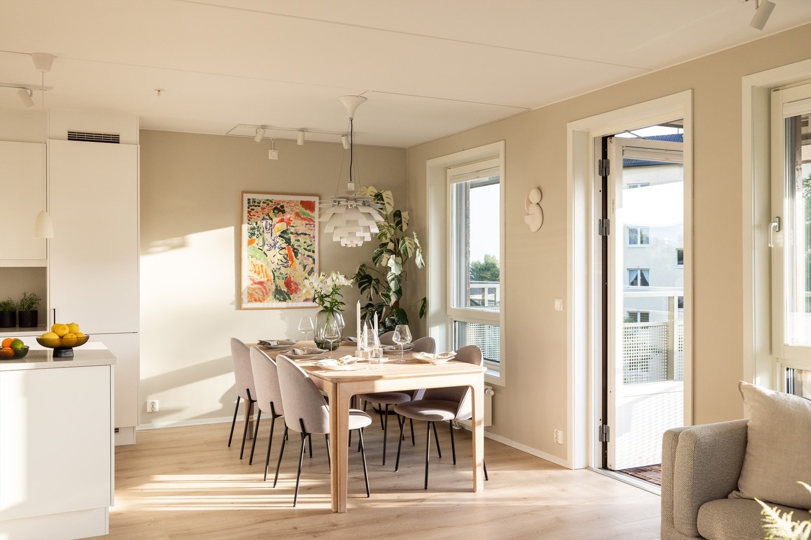 Fra stuen er det utgang til en vestvendt balkong. Galleribilde