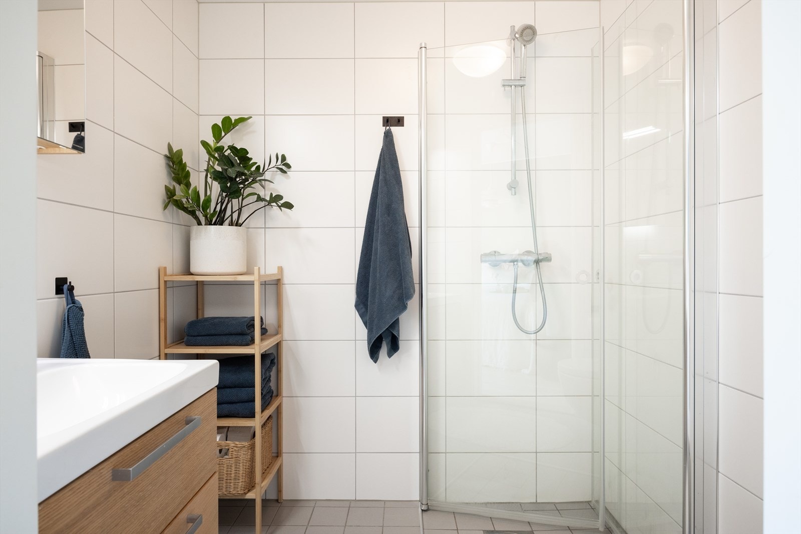 Pent flislagt baderom med elektrisk gulvvarme. Galleribilde