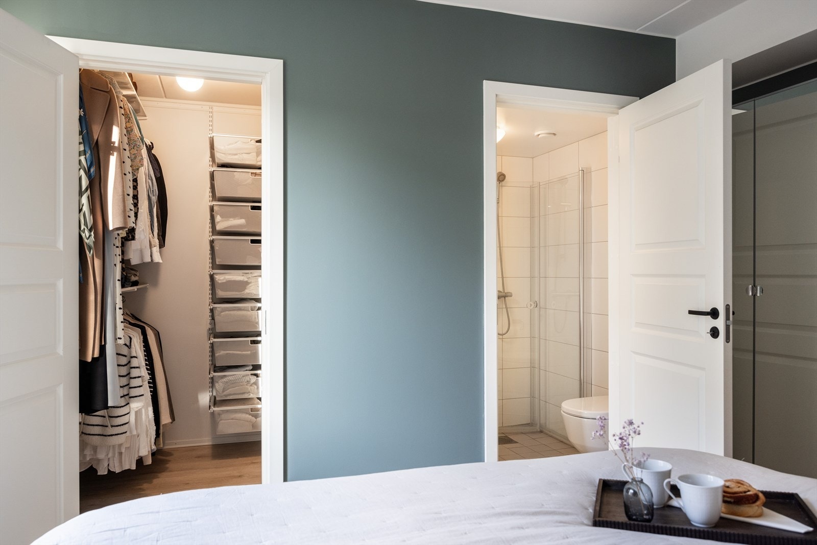 Det er direkte adkomst til eget baderom og walk-in closet. Galleribilde