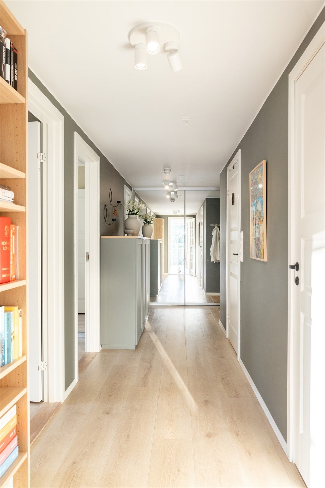 Lun og romslig soveromsgang med stor skyvedørsgarderobe som gir rikelig med oppbevaringsplass. Galleribilde