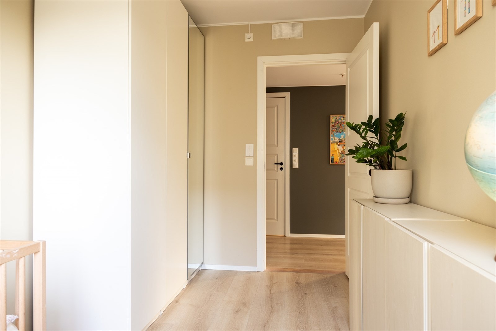 Soverom 2 - Godt med oppbevaring i garderobeskap! Galleribilde