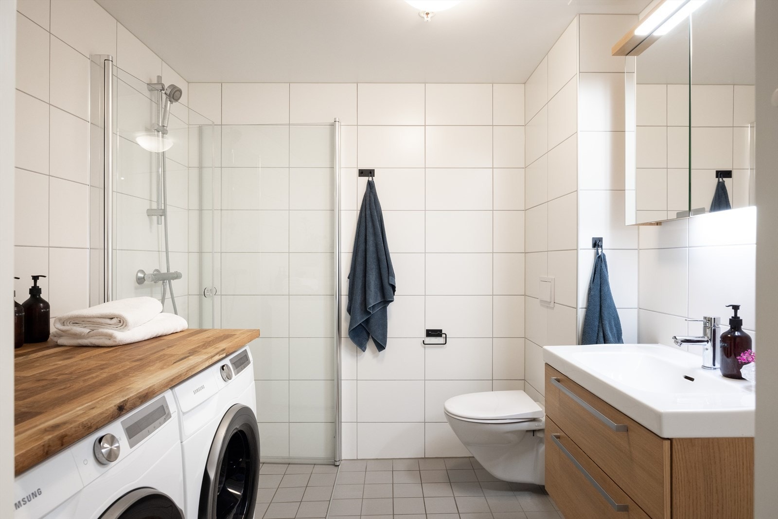 Boligen har også et pent flislagt gjestebad med elektrisk gulvvarme og opplegg for vaskemaskin! Galleribilde