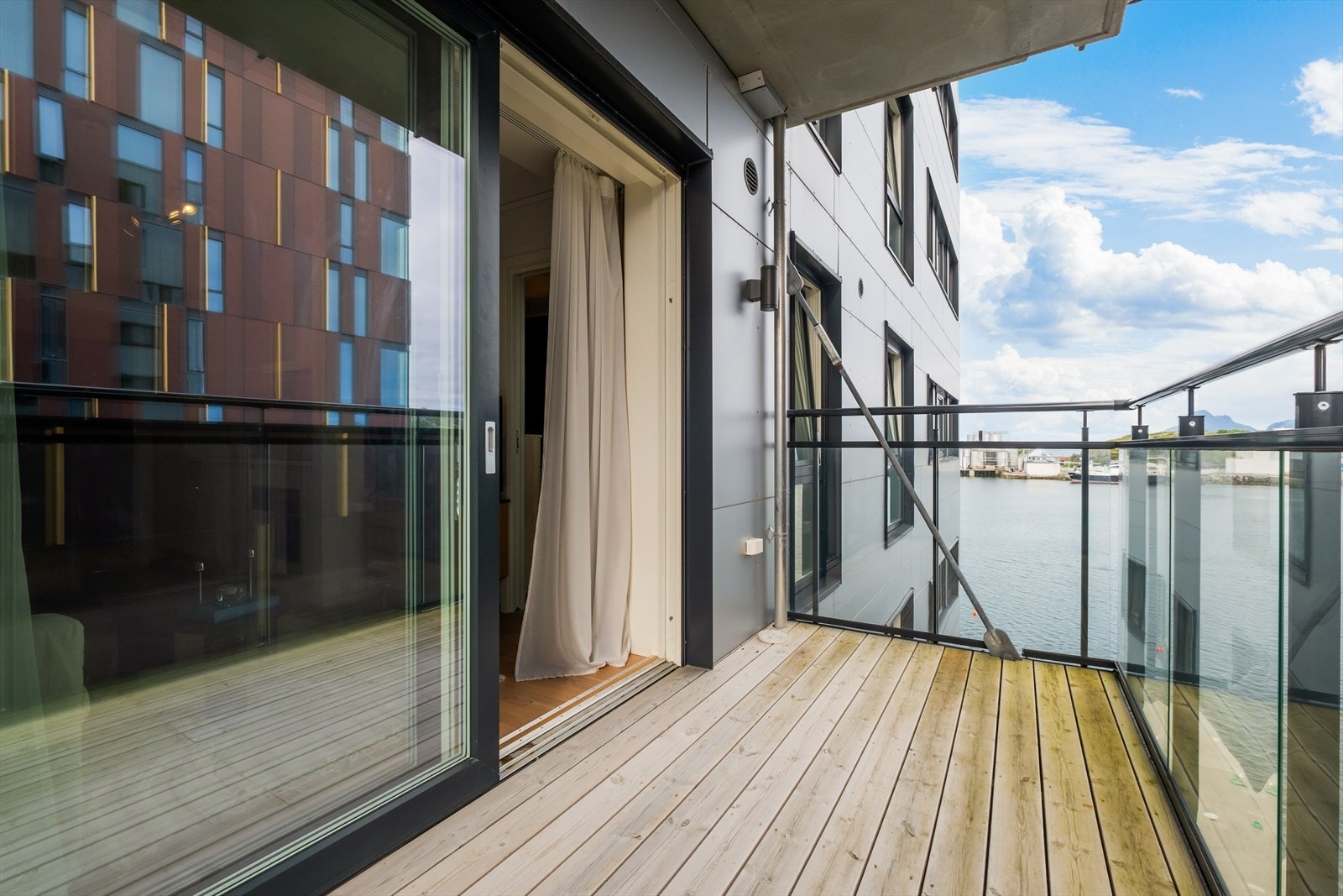 Balkong med nydelig utsikt over Burøya. Galleribilde