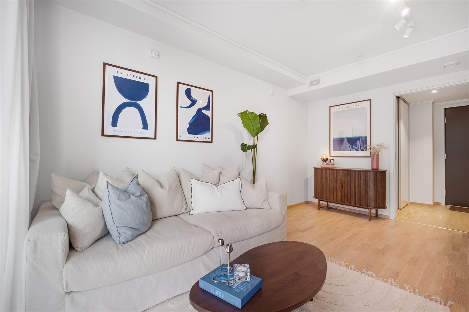 Stue med plass til diverse møblering. Galleribilde