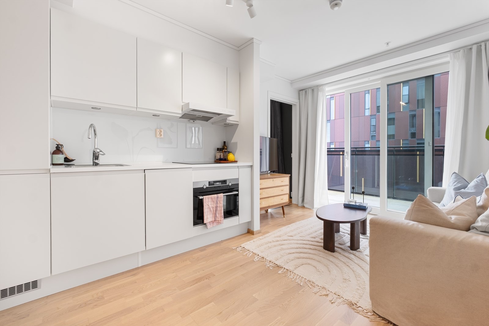 Stue og kjøkken med inngang til soverom. Galleribilde