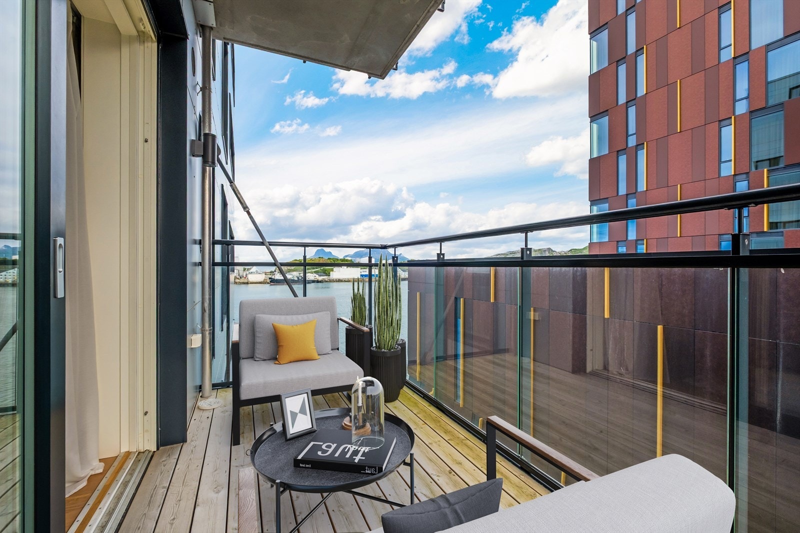 Koselig balkong med plass til utemøbler. Galleribilde