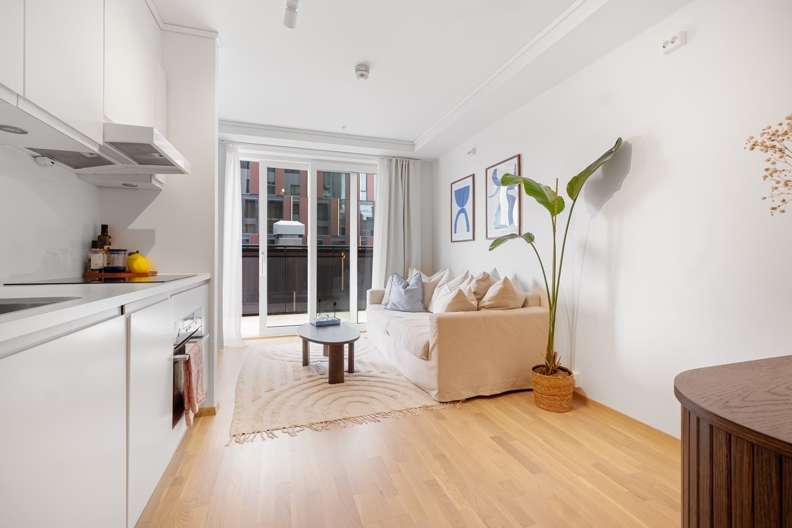 Innbydende stue med god belysning. Galleribilde