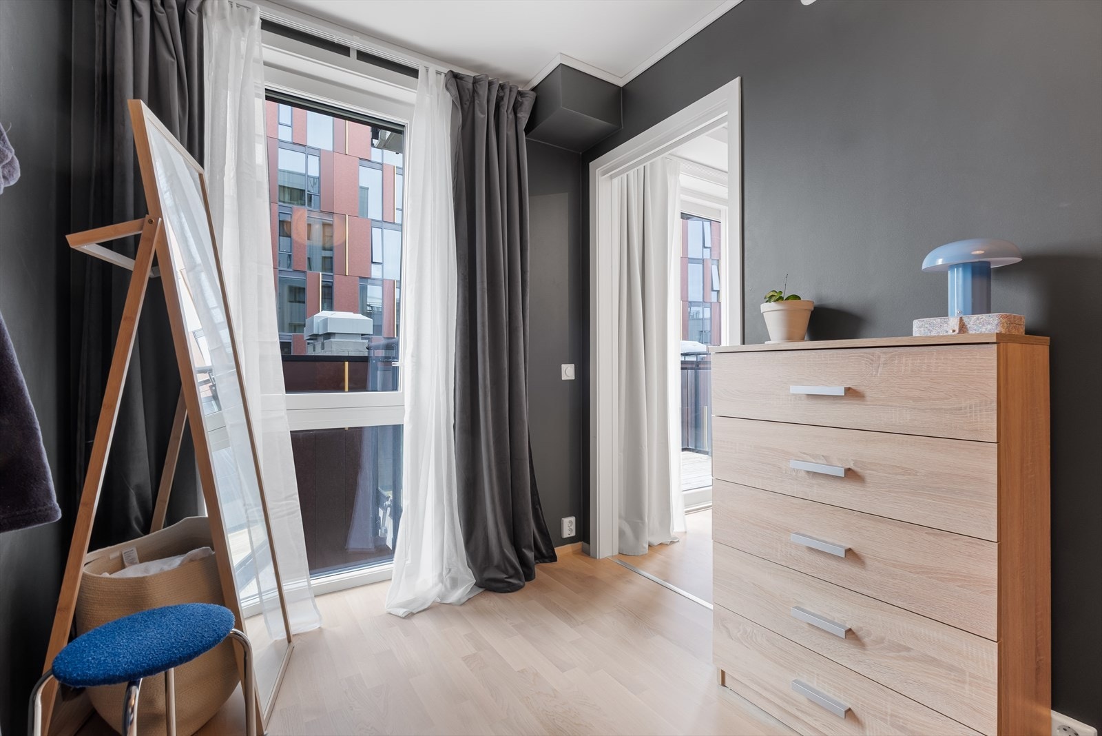 Soverom med stort og fint vindu for god belysning. Galleribilde