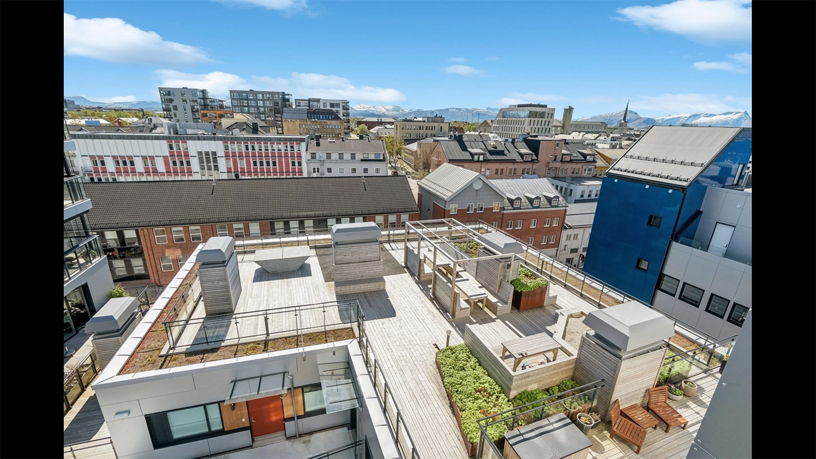 Romslig felles takterrasse med svært gode solforhold og nydelig utsikt. Galleribilde