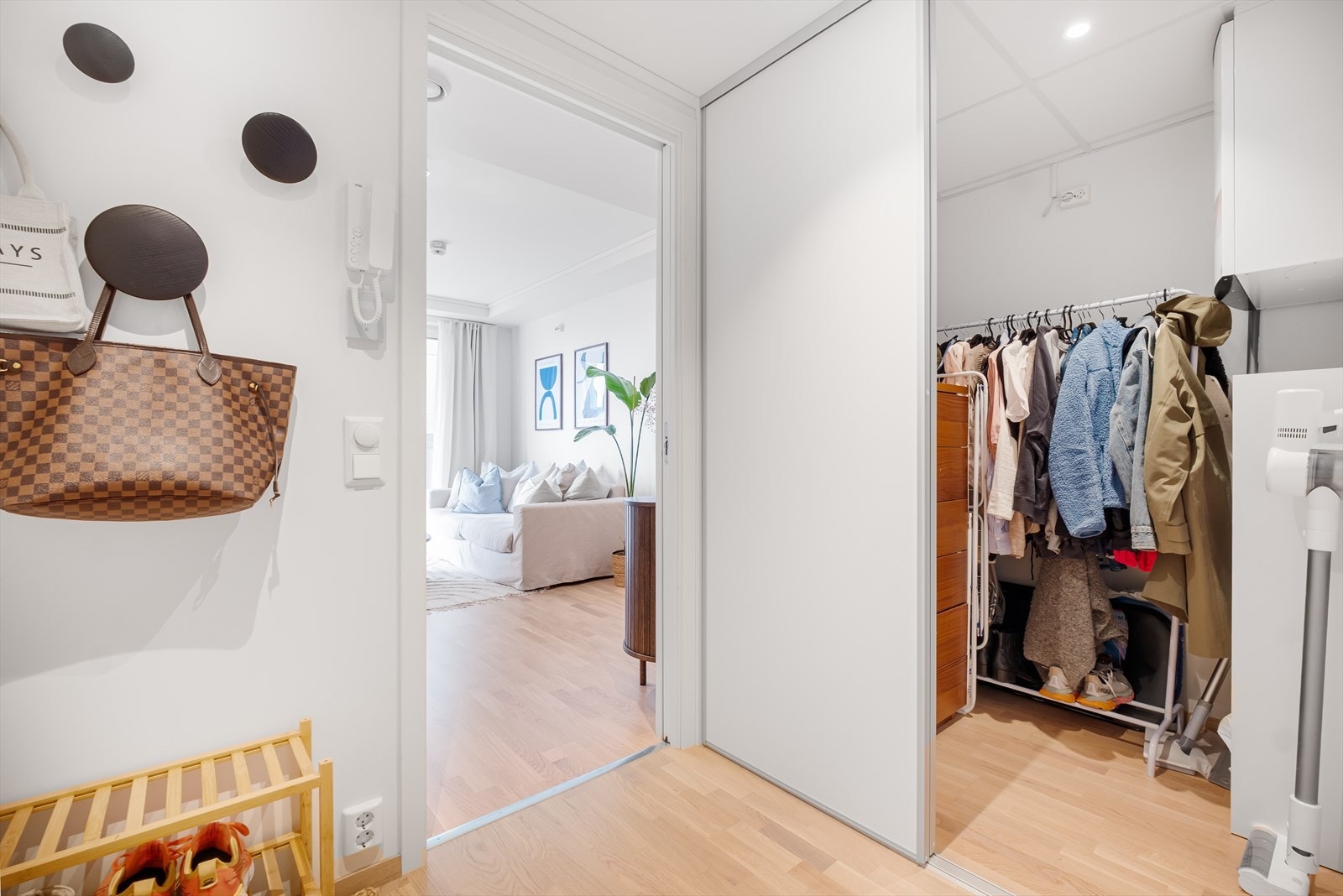 Entre med walk-in garderobe. God plass til oppbevaring. Galleribilde
