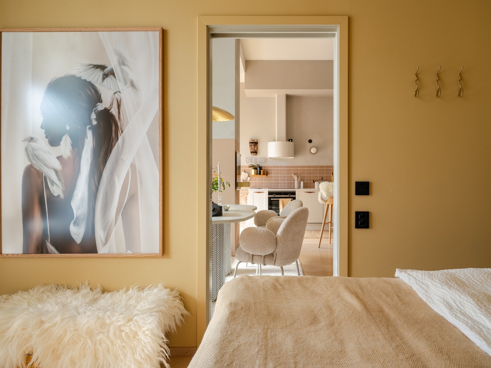 Det er gjennomgående enstavs eikeparkett i hele leiligheten sett bort fra bad. Galleribilde