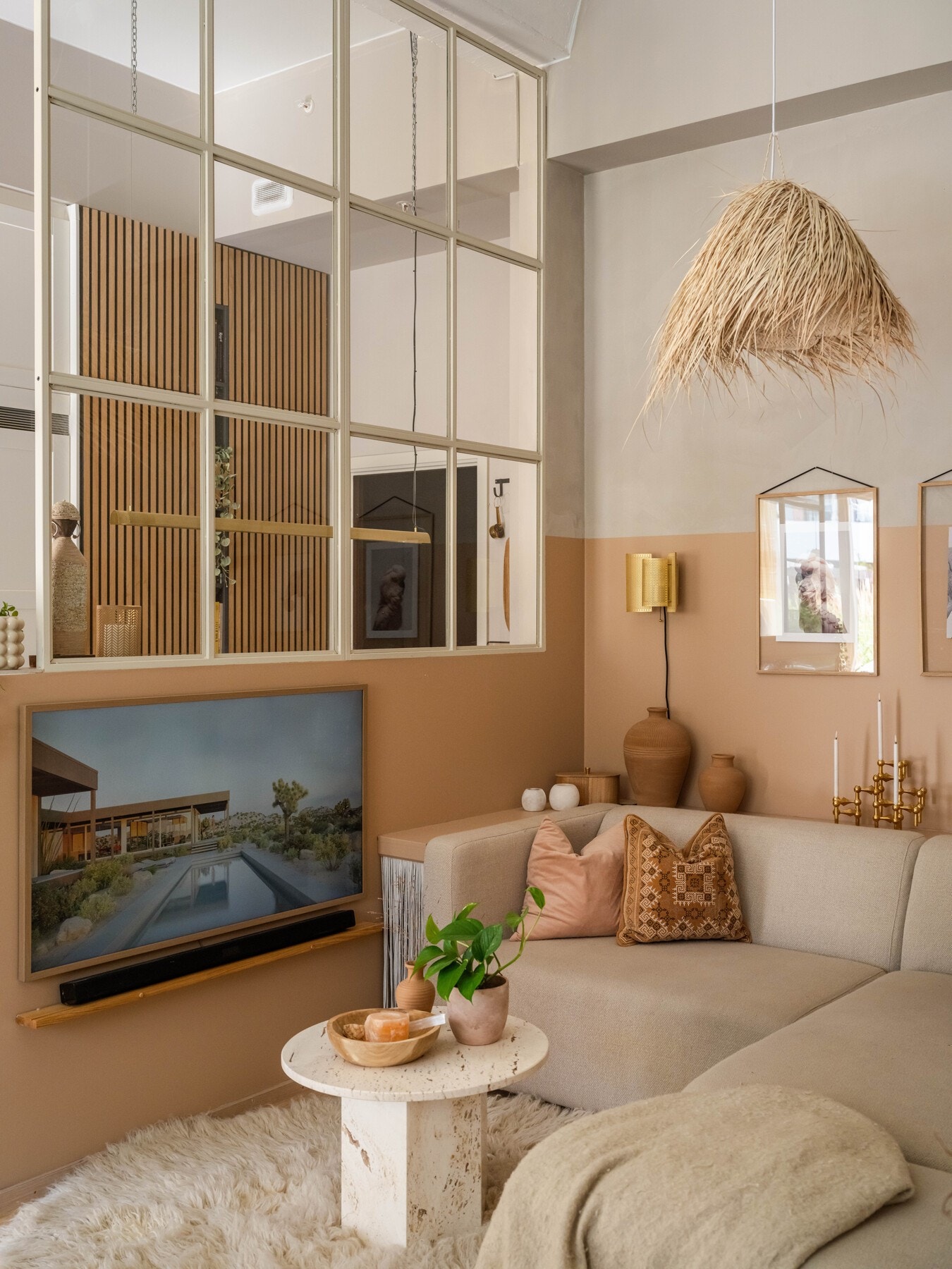 Plasstilpasset hylle ved sofaen skjuler div. elutstyr. Galleribilde