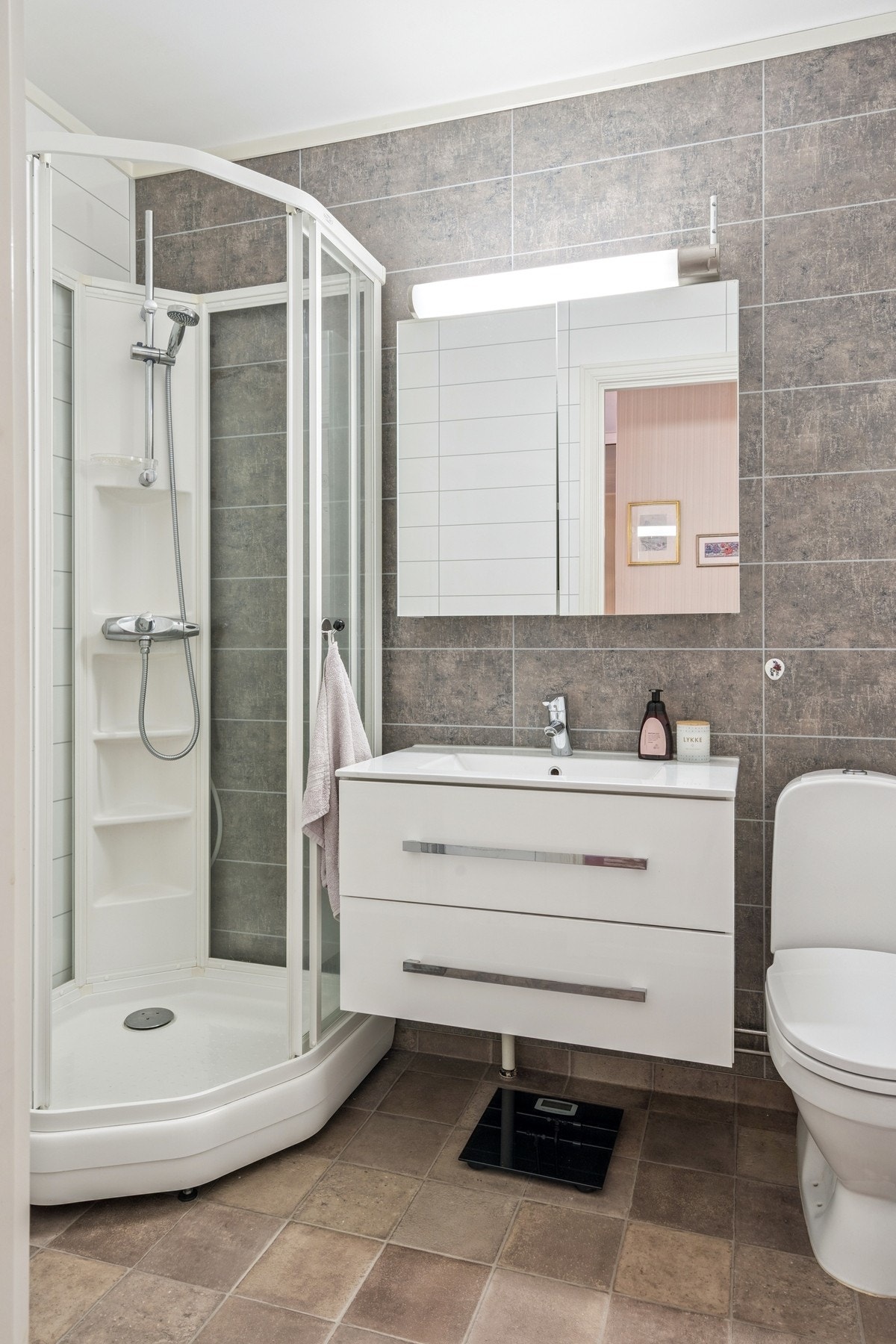 Bad med våtromsplater på vegger og fliser på gulvet med elektriske varmekabler. Galleribilde