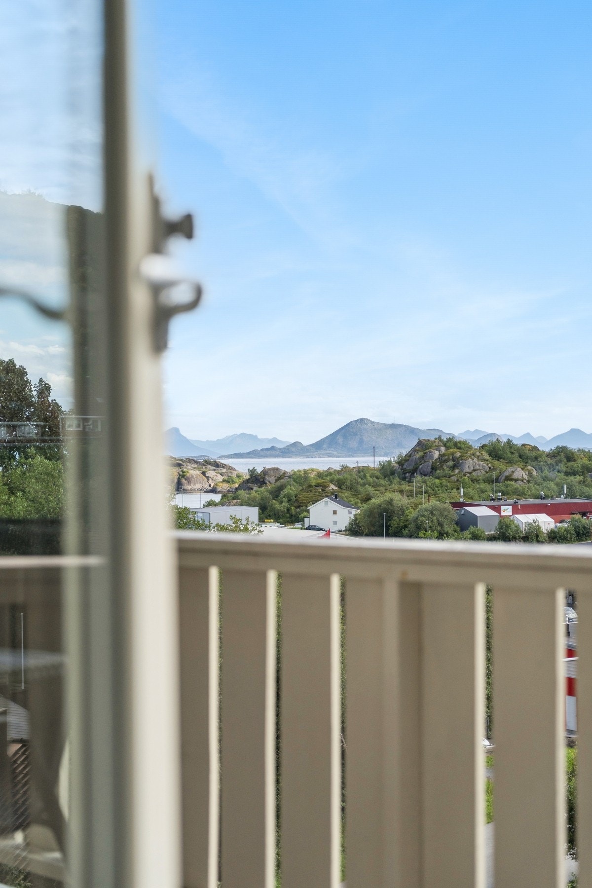 Fra terrassen er det flott utsikt - her ser man rett mot Skrova. Galleribilde