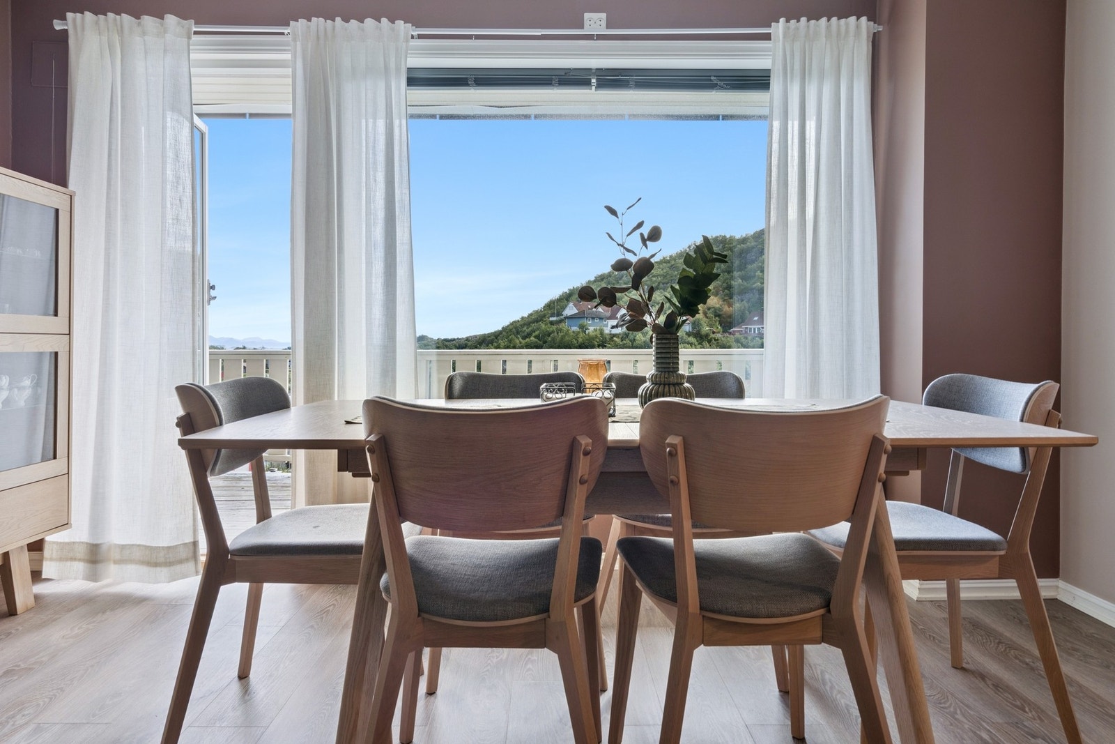 Like ved spiseplassen er det også utgang til egen terrasse. Galleribilde