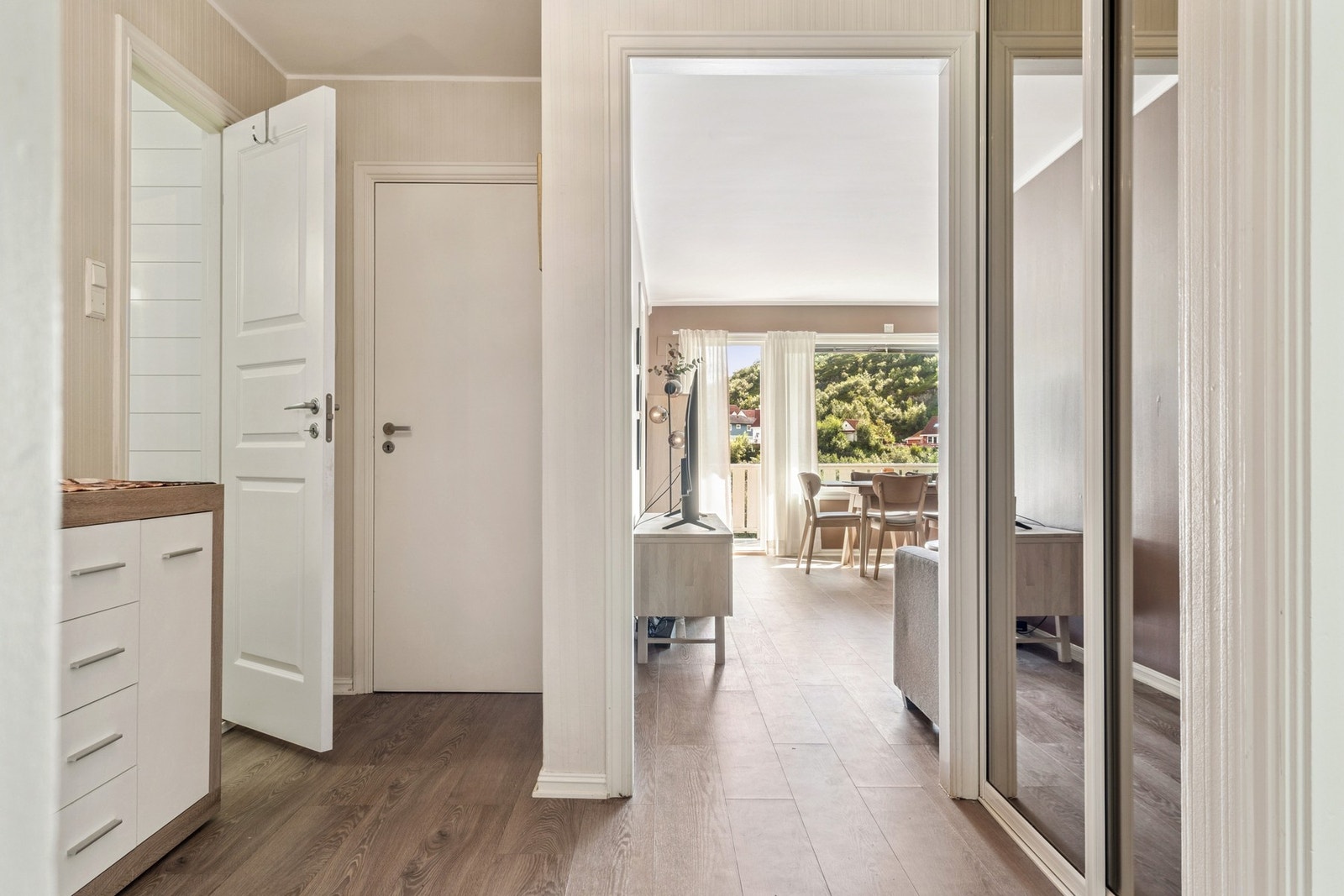 Praktisk skyvedørsgarderobe i gangen gir god plass til oppbevaring av yttertøy. Galleribilde