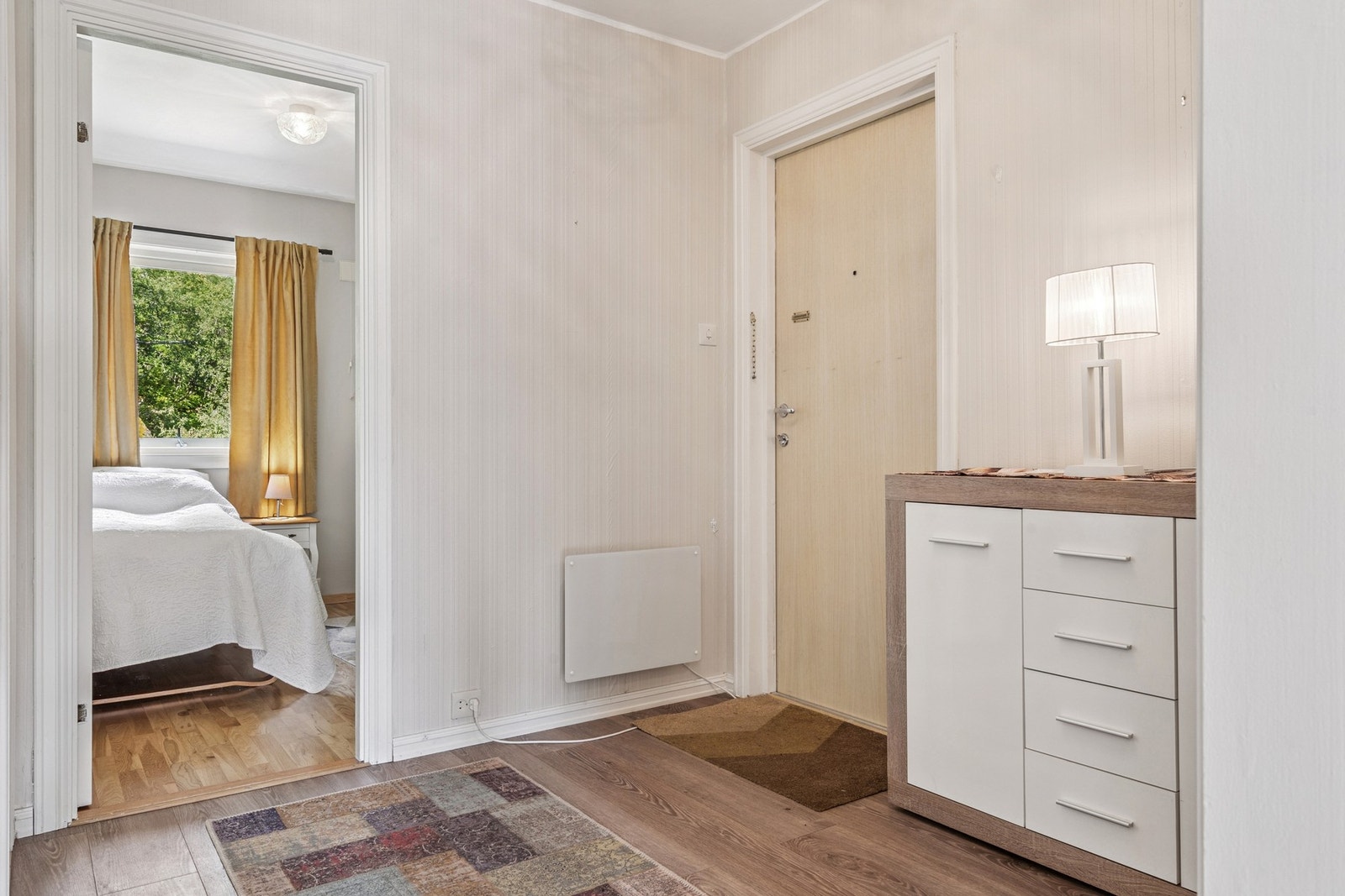 Entrè/gang med dør inn til stue, 2 soverom, bad og vaskerom. Galleribilde