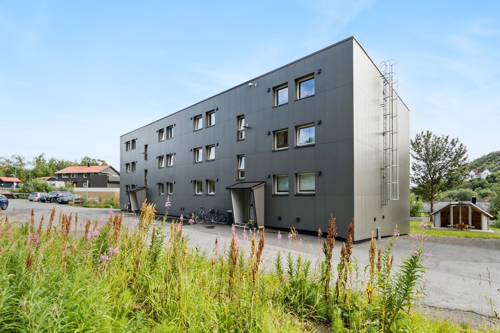 Felles inngang til trapperom ligger til venstre her på bildet. Galleribilde