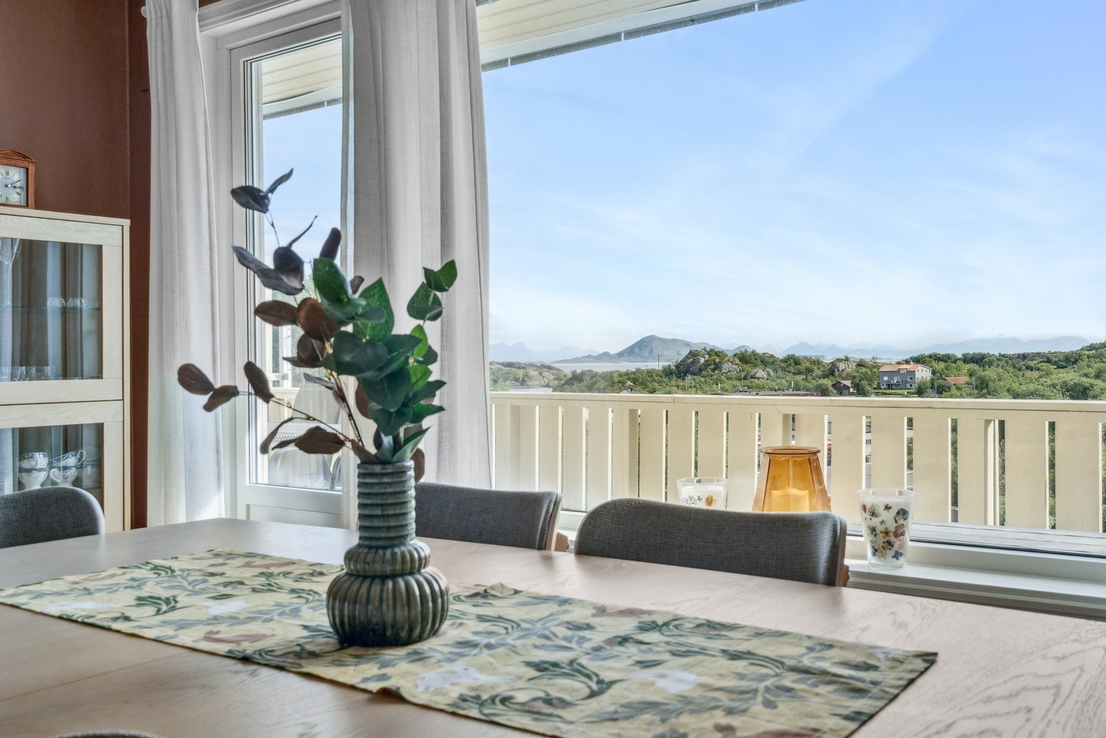 Flott utsikt ut mot Svolværs østre havn og Vestfjorden. Galleribilde