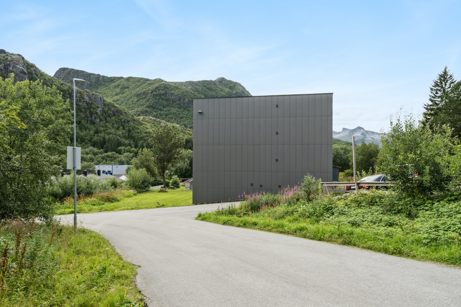 Fra borettslaget er det kort gange ned til KIWI og bensinstasjon, og ikke minst flotte turmuligheter like utenfor døren. Galleribilde