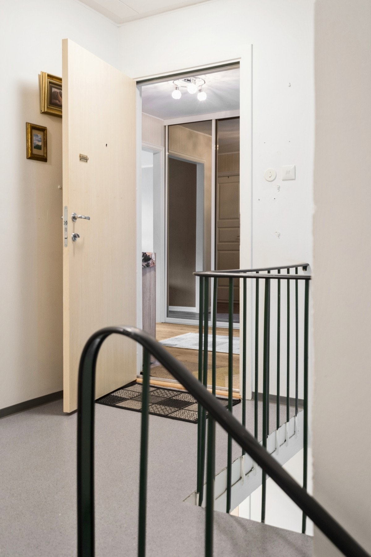 Leiligheten har adkomst via innvendig trapp i felles trappegang. Galleribilde