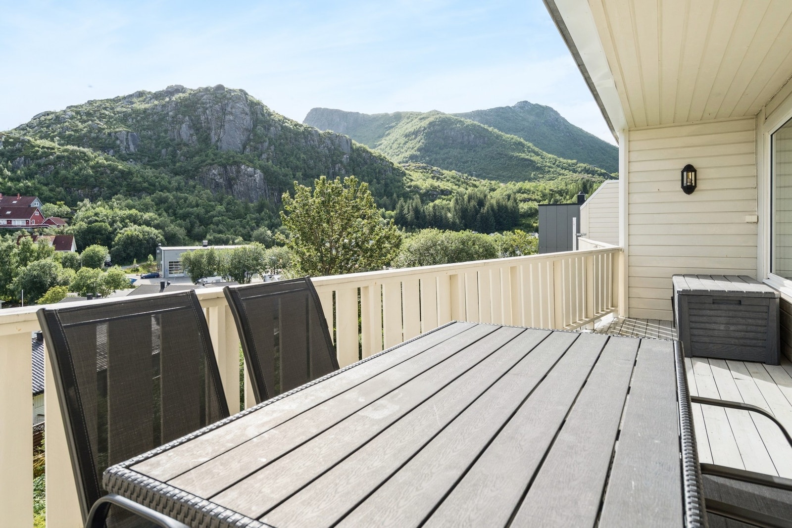Terrassen er delvis overbygd - her ser man mot Tjeldbergtinden. Galleribilde