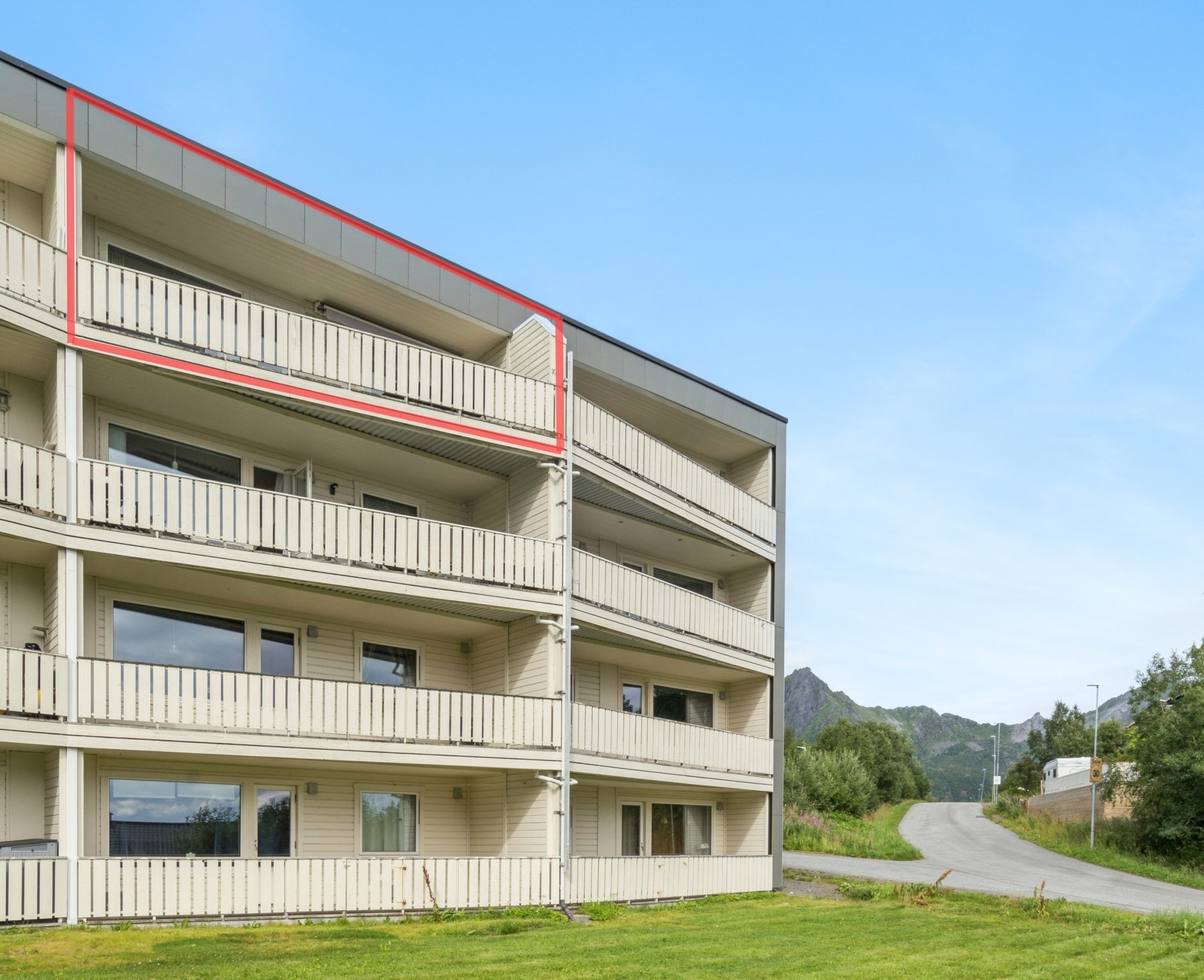 Her ligger man i et barnevennlig og etablert område i Osan med gangavstand til butikk, barnehage og skole. Samt Svolvær sentrum og flotte turmuligheter i området. Galleribilde