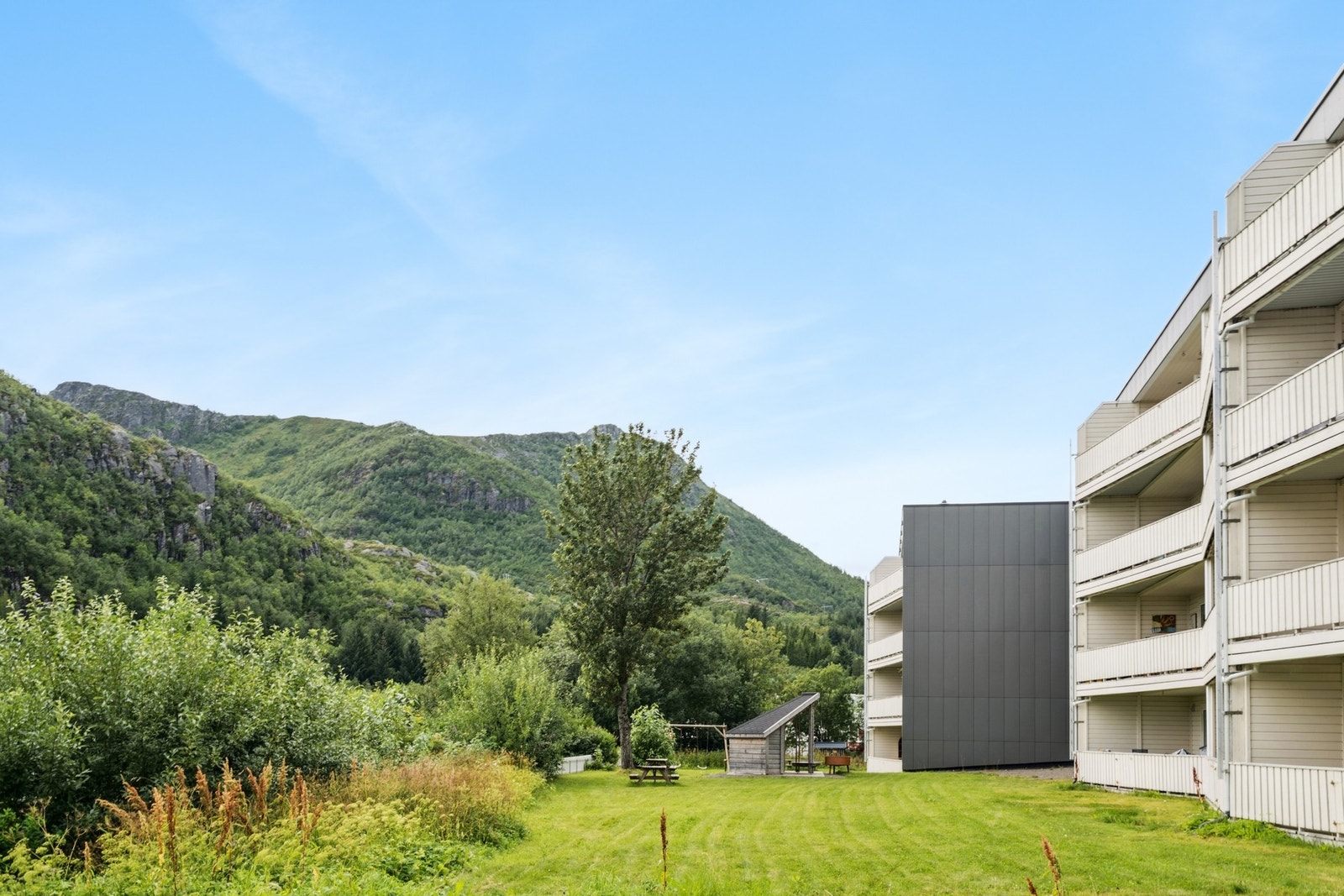 Borettslaget har felles plenareal på fremsiden av leilighetsblokkene og asfaltert parkeringsområde på baksiden. Galleribilde