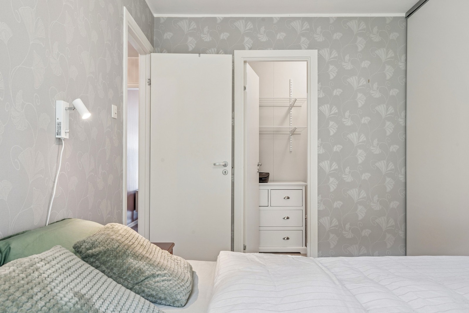 Leiligheten har to soverom, hvor hovedsoverommet har eget garderoberom/bod. Galleribilde