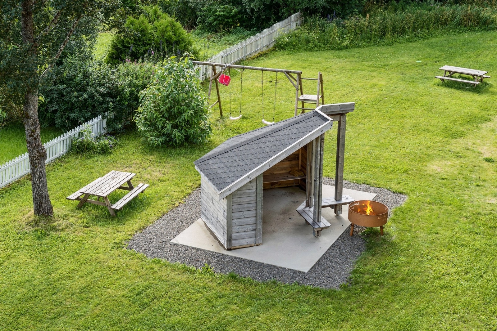 Her er det også satt opp en kjekk gapahuk, bålpanne og lekestativ. Galleribilde
