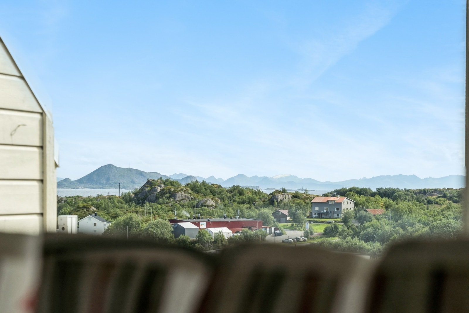 Lettstelt og trivelig 3-roms andelsleilighet som ligger i øverste etasje av Ørnhaugen borettslag. Galleribilde