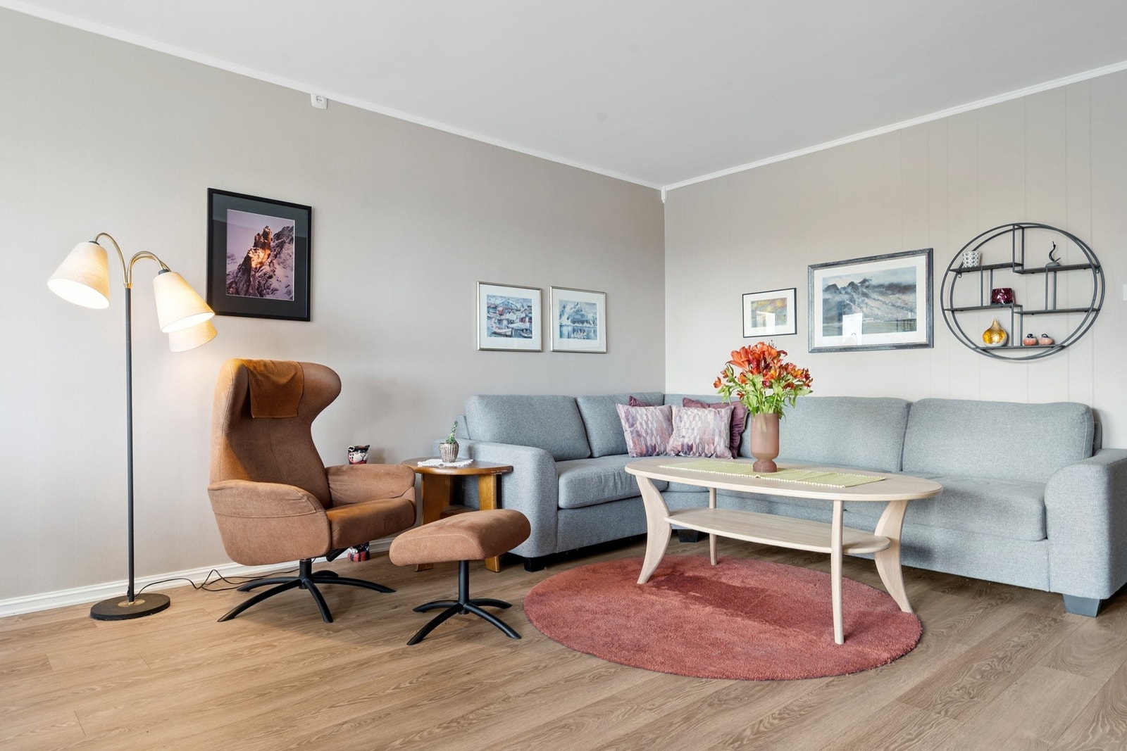 Stuen har plass til både sofa og spisebord. Galleribilde