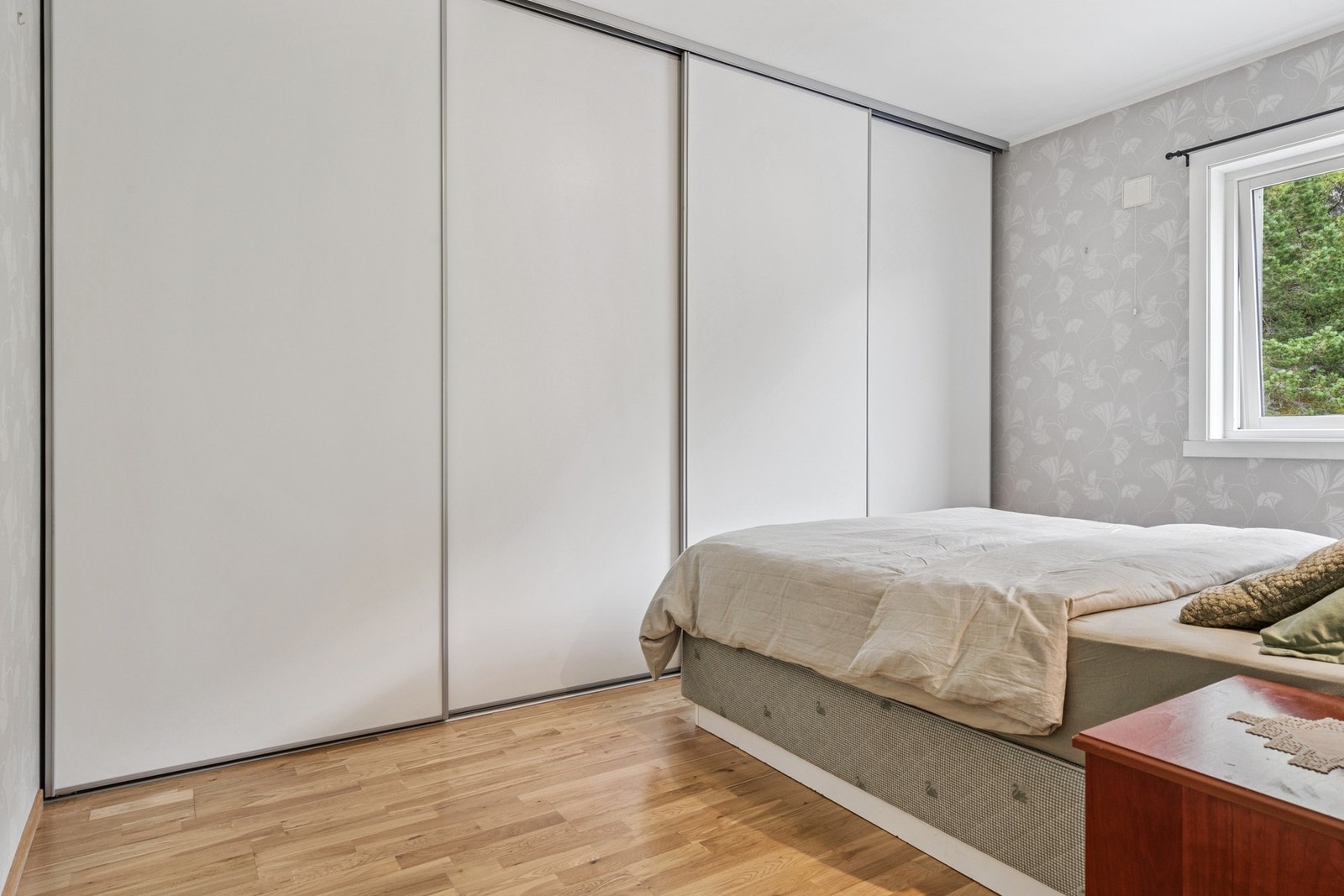 I tillegg til garderoberom/bod er det også skyvedørsgarderobe. Galleribilde