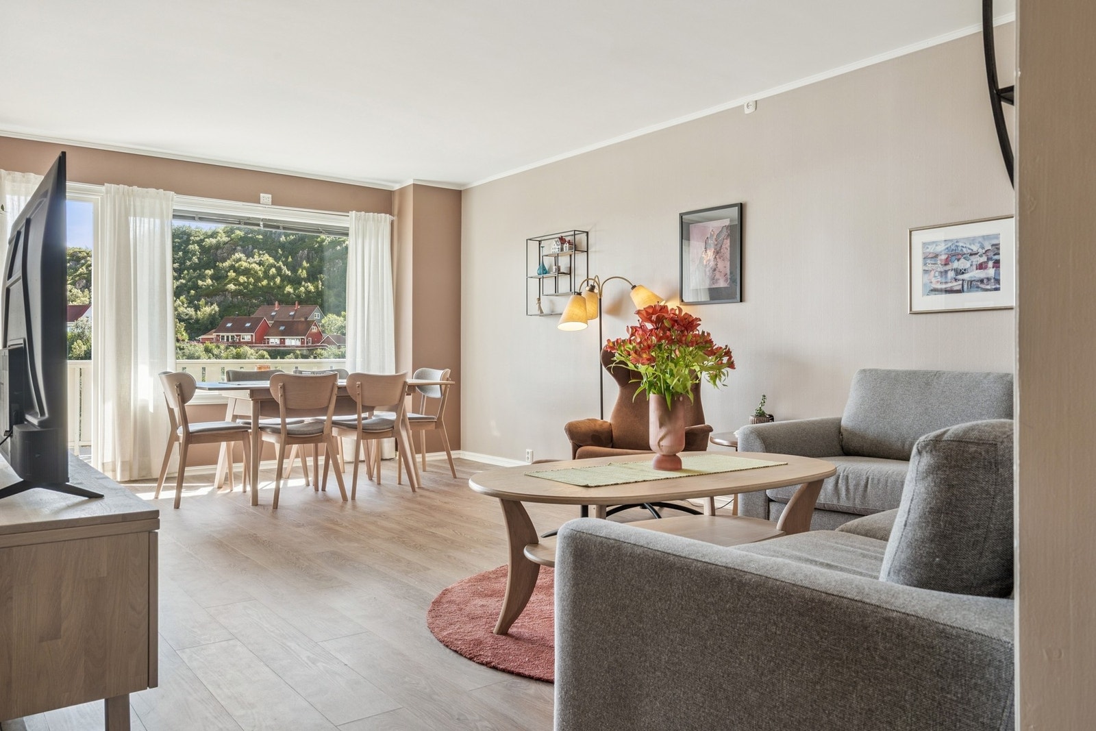 Lys og trivelig stue med moderne, nøytrale farger som gir en behagelig atmosfære. Galleribilde