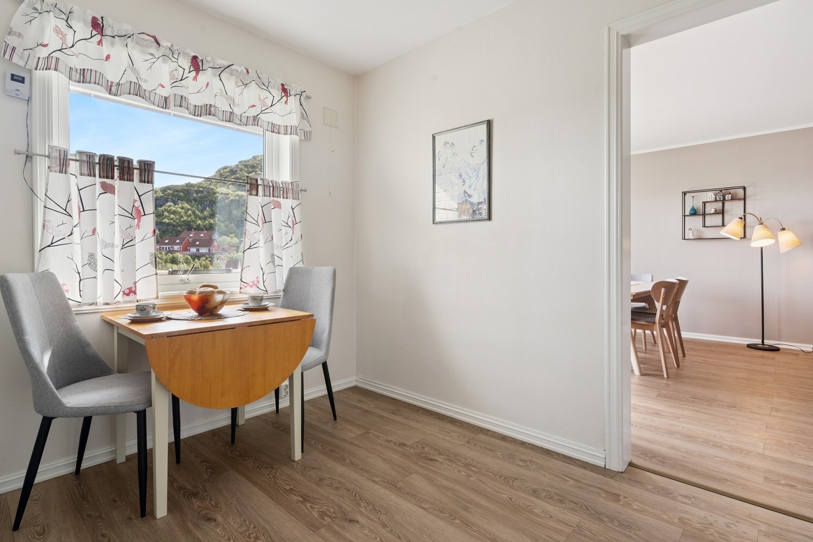 Kjøkkenet ligger adskilt fra stuen med plass til frokostbord. Galleribilde