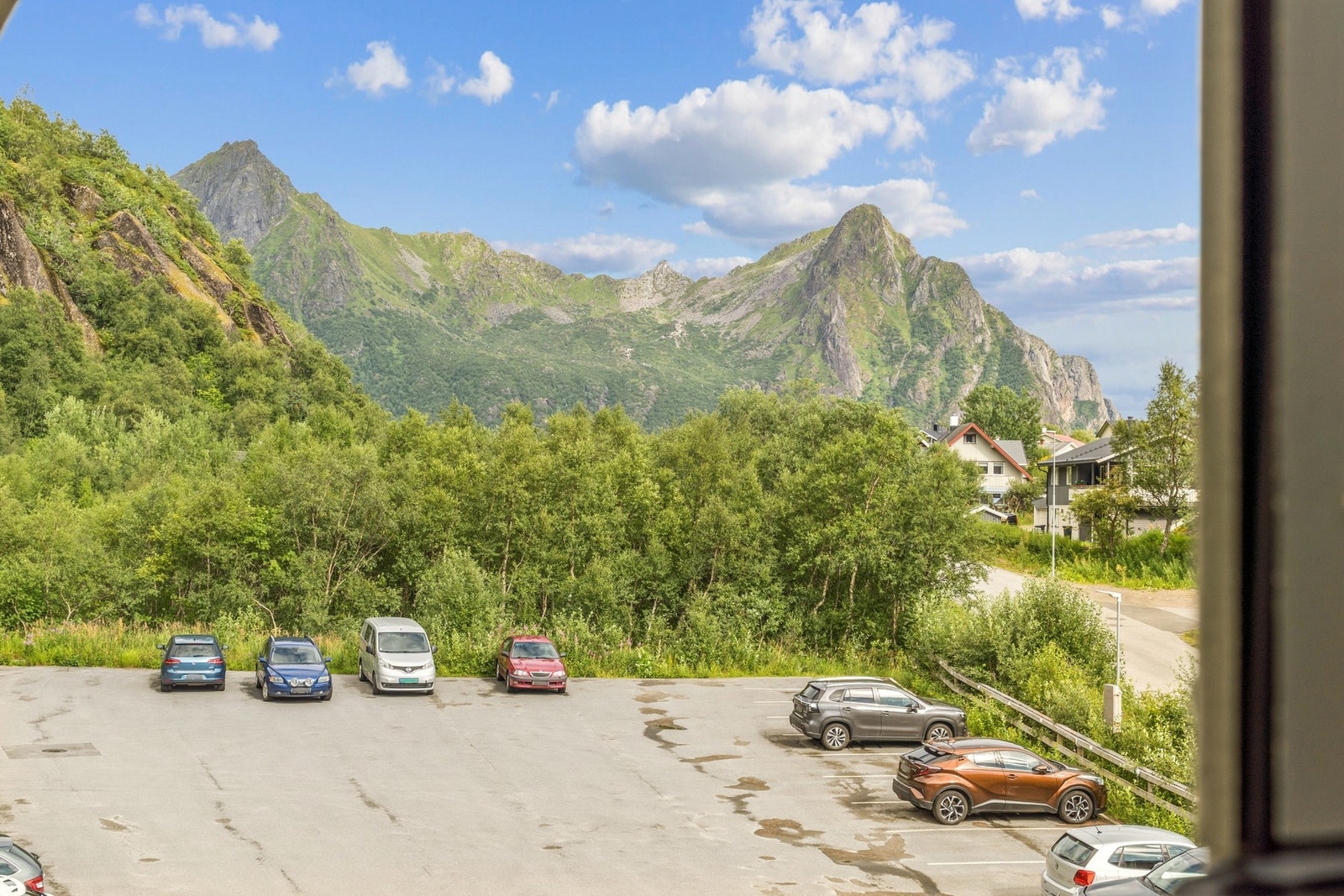Utsiktsbilde mot Svolværs populære Svolværgeita, men også mot Blåtinden, Djevelporten, Frosken og Fløya. Galleribilde