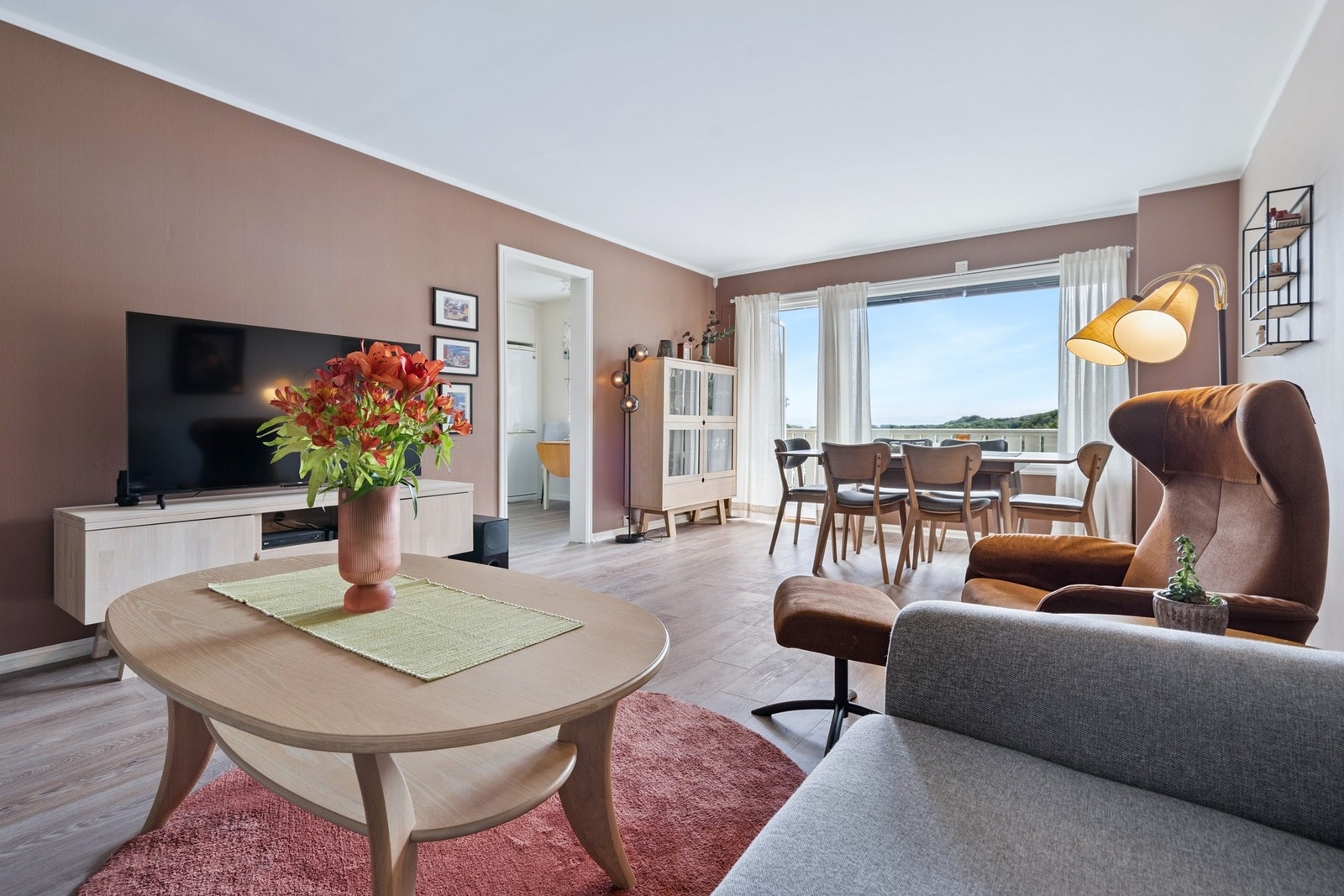 Velkommen til Ørnveien 72 - Presentert av EiendomsMegler1 Lofoten. Foto: EFEKT. Galleribilde