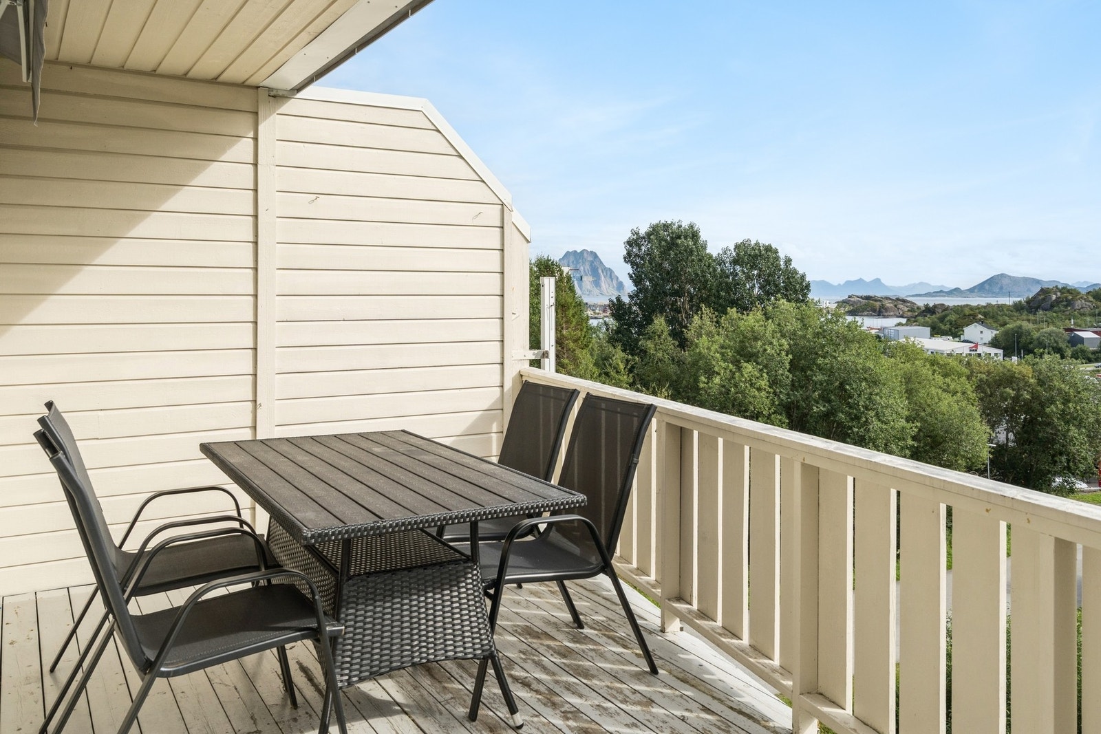 Terrassen byr på plass til ønsket utemøblement og blomsterpotter. Galleribilde