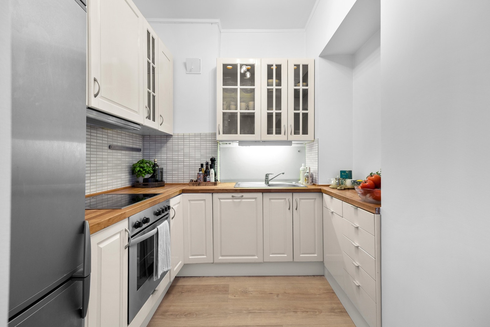 Kjøkkeninnredning fra 2010 med profilerte fronter og heltre benkeplate. Galleribilde