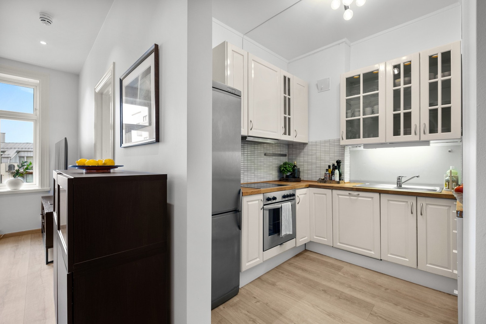 Delvis separat kjøkkenløsning med mye skapplass. Galleribilde