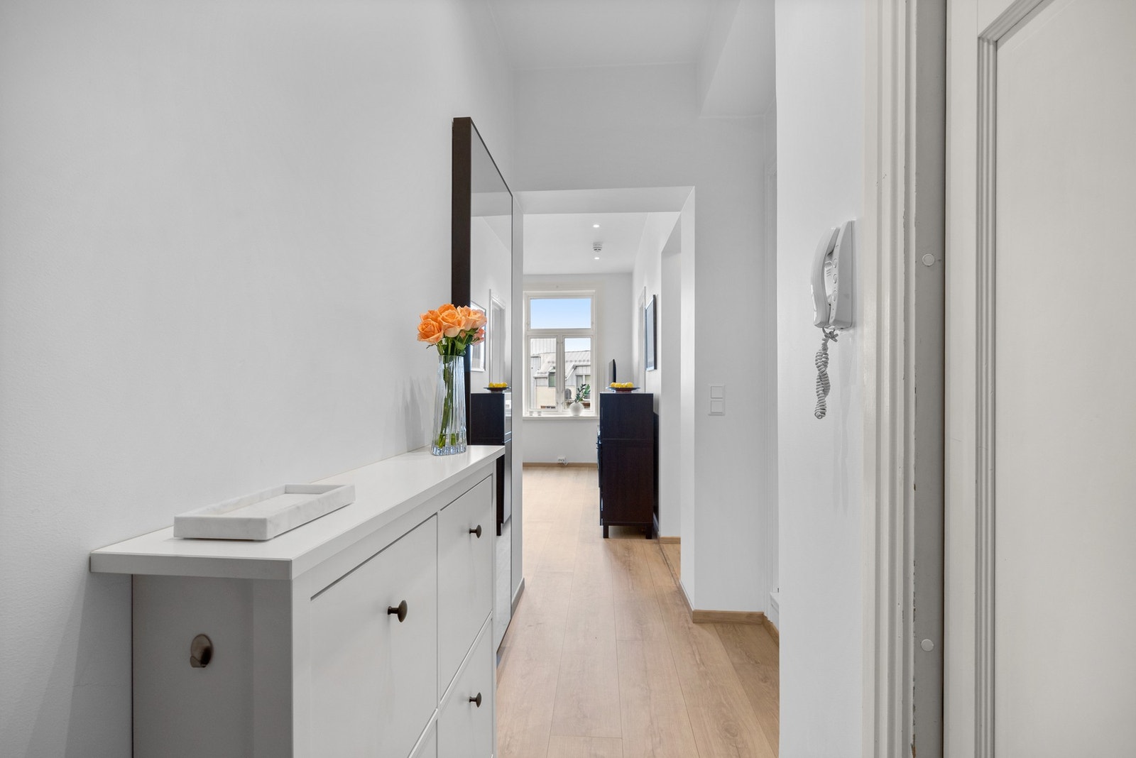 Lys og pen entré med skoskap. Galleribilde