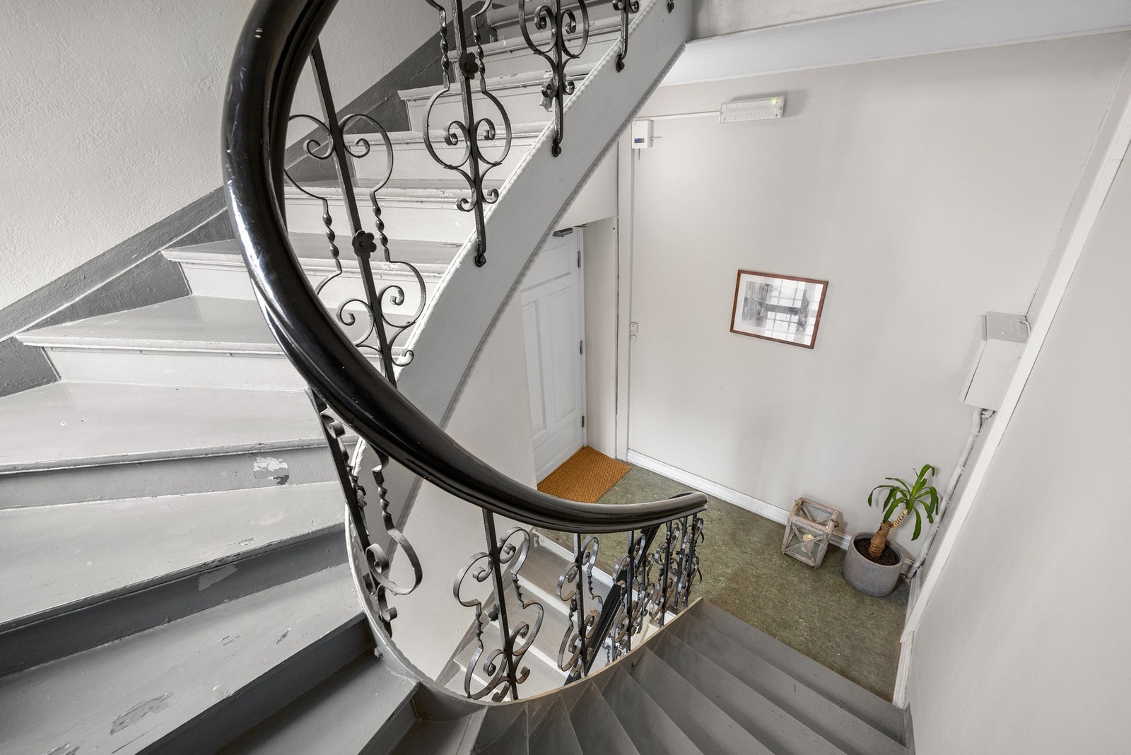 Lys, klassisk trapperom i bygget. Galleribilde