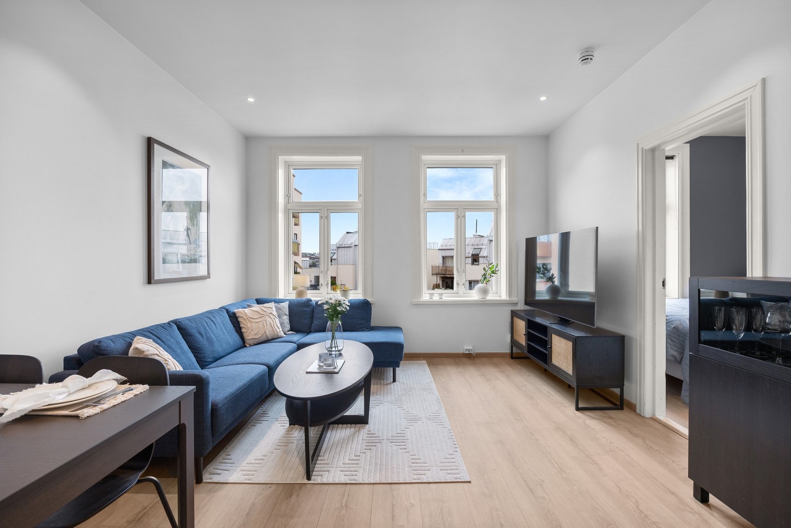 Stuen byr på plass til både sofagruppe og spiseplass. Galleribilde