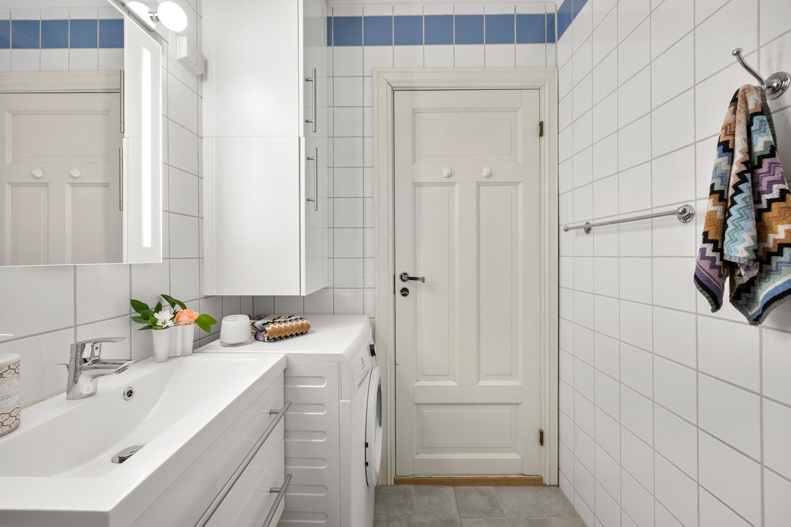 Her er det godt med skapplass og opplegg for vaskemaskin. Galleribilde