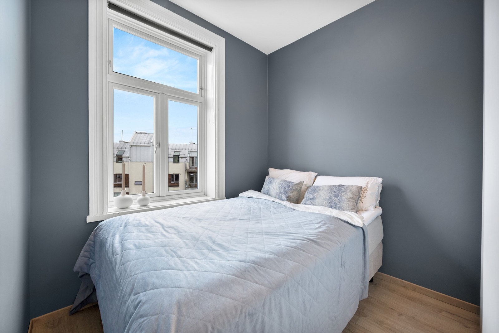 Et luftig og lyst soverom med plass til dobbeltseng. Galleribilde