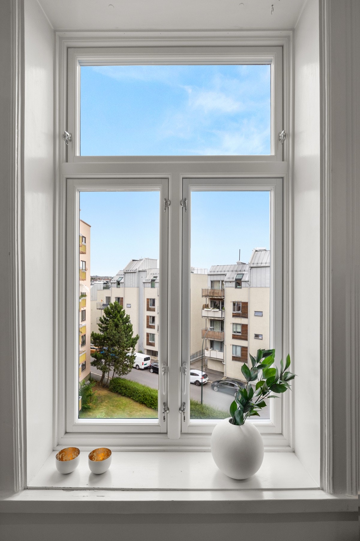 Store, flotte vinduer med dype vinduskarmer. Galleribilde