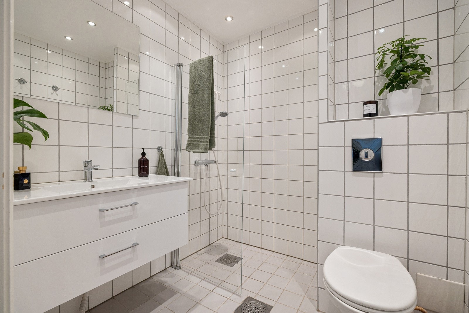 Pent baderom med avtrekk i himling og varmekabler på gulv. Galleribilde