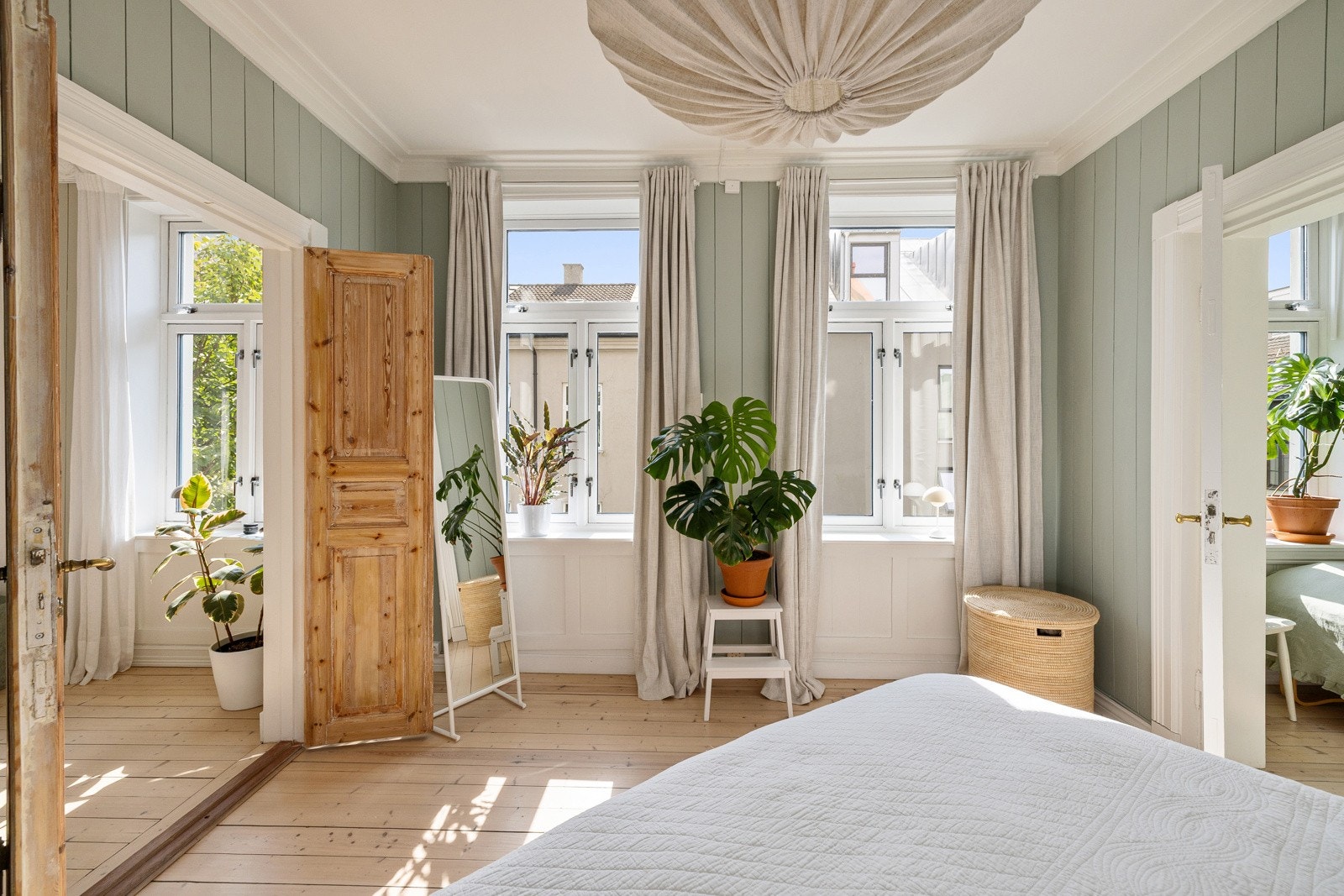 Flott lys og god takhøyde er det også på soverommene. Galleribilde